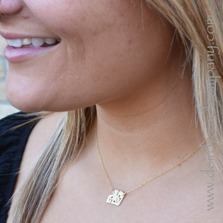 Nativity Necklace Gold