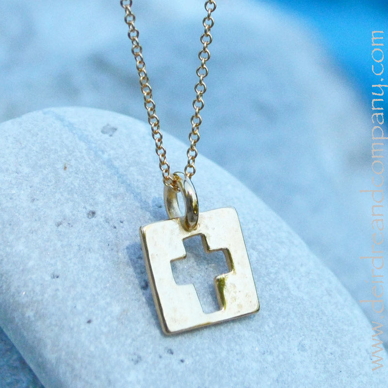 cross-gold-necklace-be-amazed