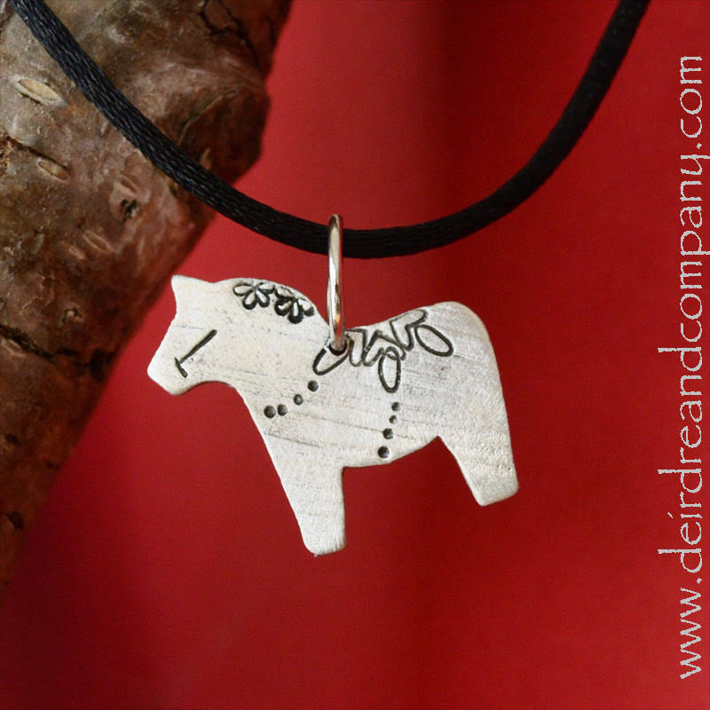 dala-horse-necklace-in-pewter